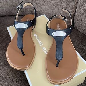 MK PLATE THONG LEATHER SANDALS
